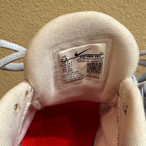Nike White and Red Running Shoes - 7.5 - Picture 9 of 9